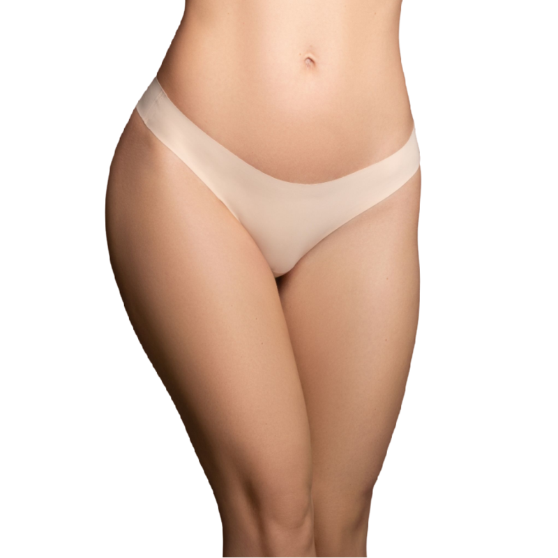 Bye Bra: bragas brasileñas beige vistas de frente sobre la modelo.