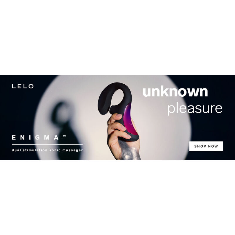 LELO Enigma en la mano, con diseño negro y magenta en una escena promocional.