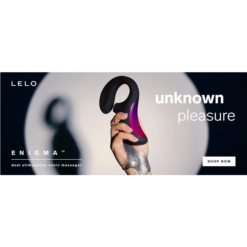 Caja del producto LELO Enigma con una mano sosteniendo el dispositivo negro y rosa.