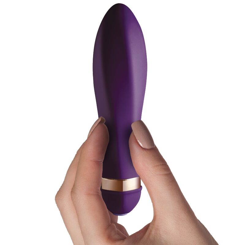 Rocks-Off Twister vibrador morado en detalle, sostenido con la mano.