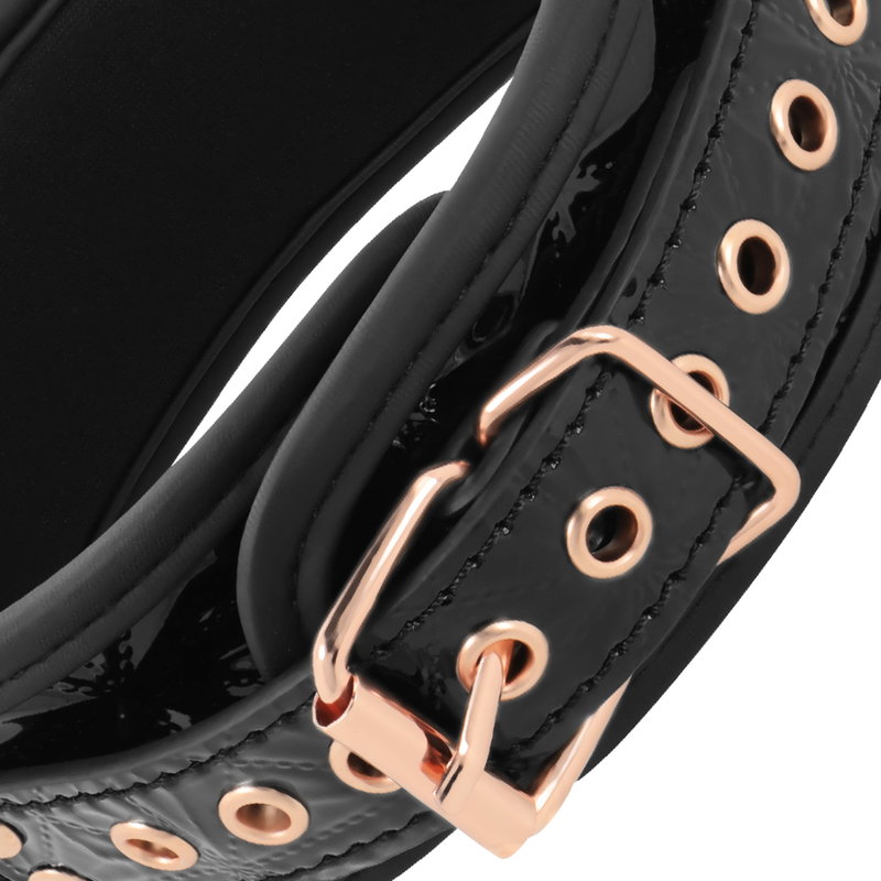 Detalle del collar Begme Black Edition en negro con hebilla y ojales rosados.