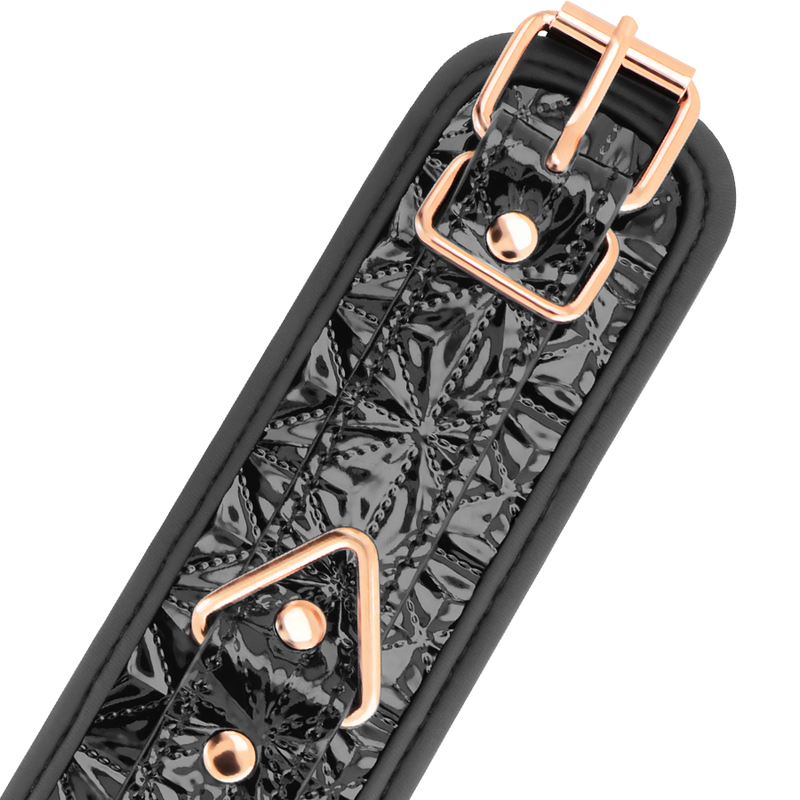 Detalle de las tobilleras Begme Black Edition en negro con hebillas color oro rosa.