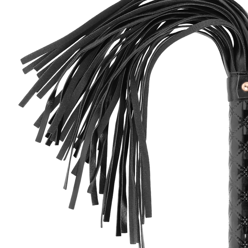 Detalle del flogger BEGME Black Edition en negro, con las tiras de cuero vegano visibles.