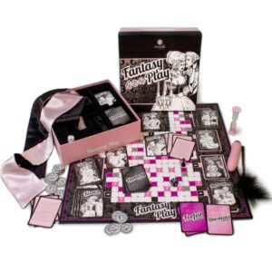 Juego de mesa Fantasy Play de SECRETPLAY con caja abierta, tablero y cartas rosas y negras.