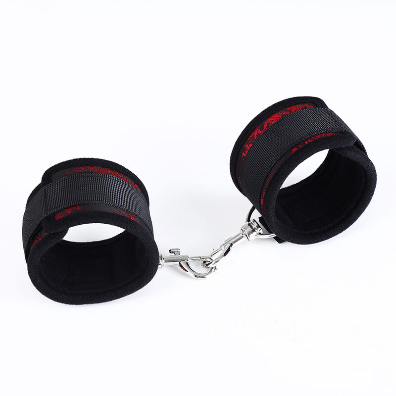 Esposas de muñeca ajustables Ohmama Fetish en negro, unidas por cadena metálica.