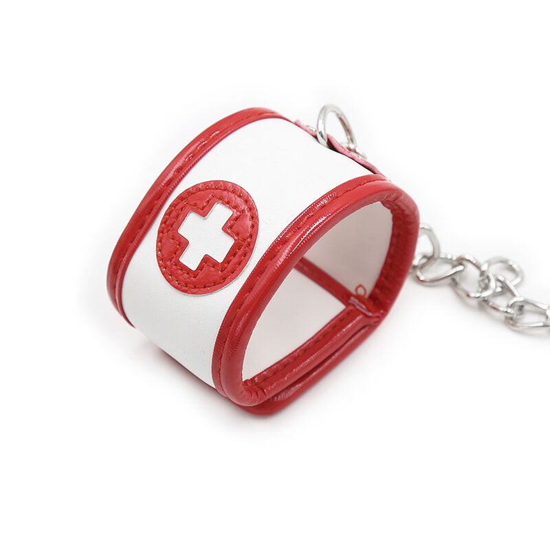 Detalle de accesorio enfermera Ohmama Fetish en blanco y rojo, con cruz y cadena metálica.