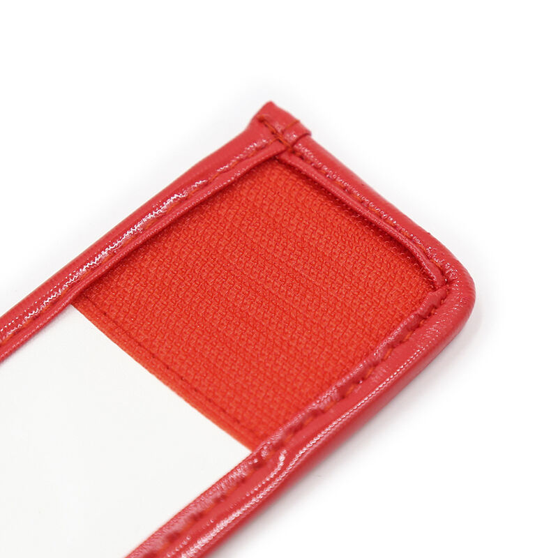 Detalle del set Ohmama Fetish en rojo, con ribete cosido y tejido texturizado.