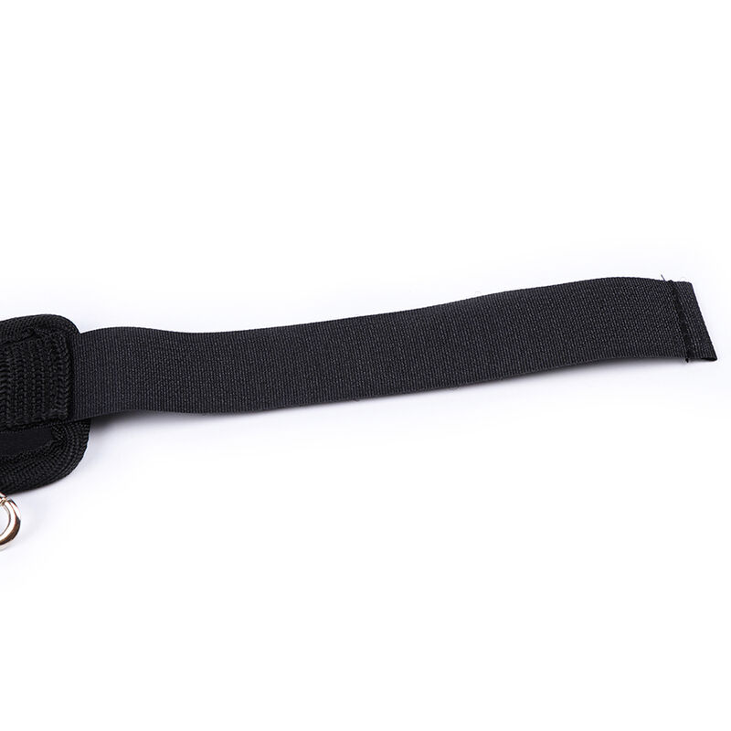 Detalle de las restricciones para muñecas Ohmama Fetish con correa negra.