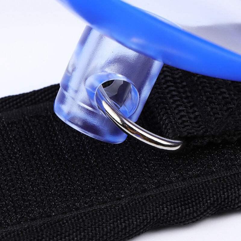 Detalle de las restricciones de muñecas Ohmama Fetish con pieza azul translúcida y anilla metálica.