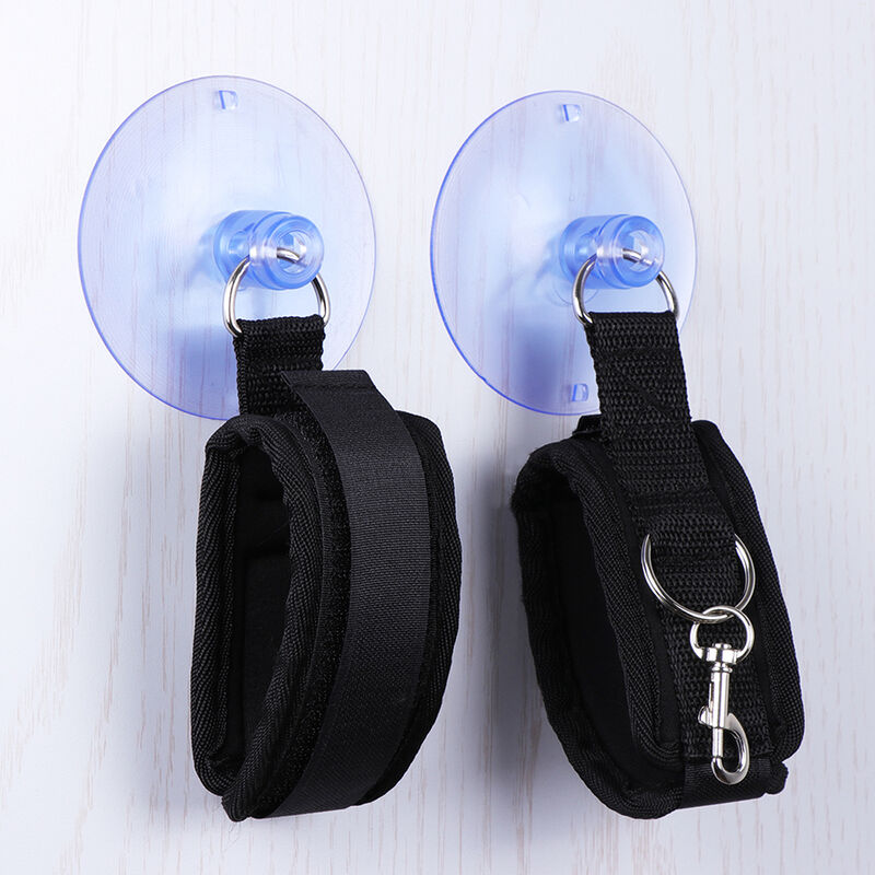 Ohmama Fetish, detalle de unas restricciones de muñecas negras con ventosas transparentes.