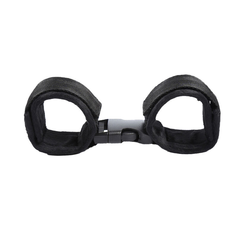 Ohmama Fetish, detalle de las restricciones de muñeca negras con broche central.