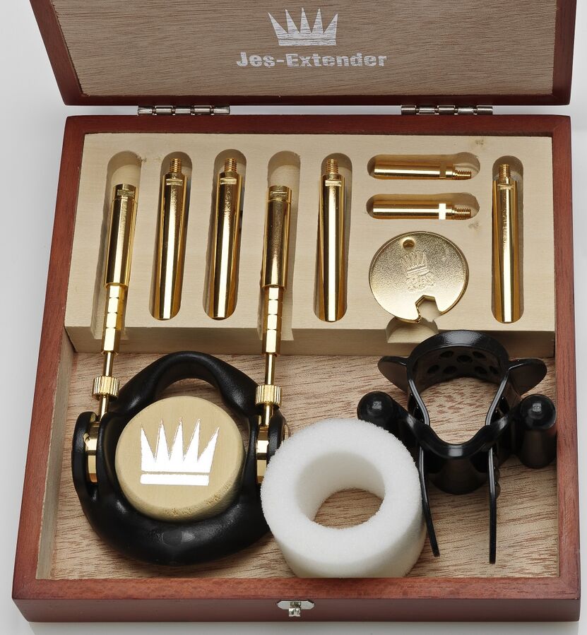 Jes-Extender Gold-Plated en caja de madera abierta con piezas doradas y accesorios negros