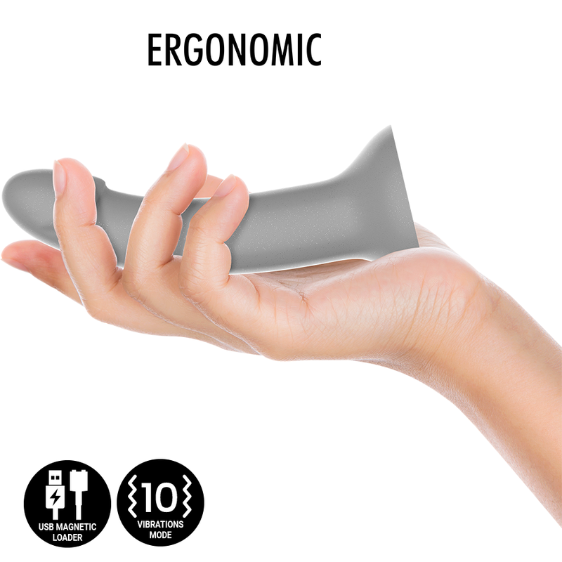 Detalle del MYTHOLOGY Rune Majestic Dildo S en gris, mostrado en la mano con diseño ergonómico.