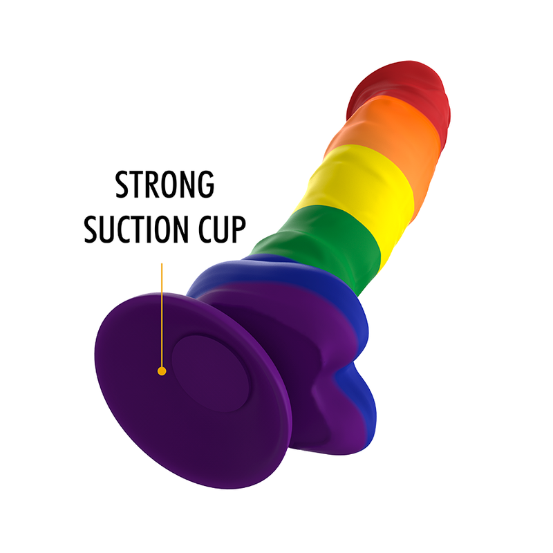 MYTHOLOGY Corey Pride Dildo M en vista inclinada con base de succión morada y cuerpo arcoíris.