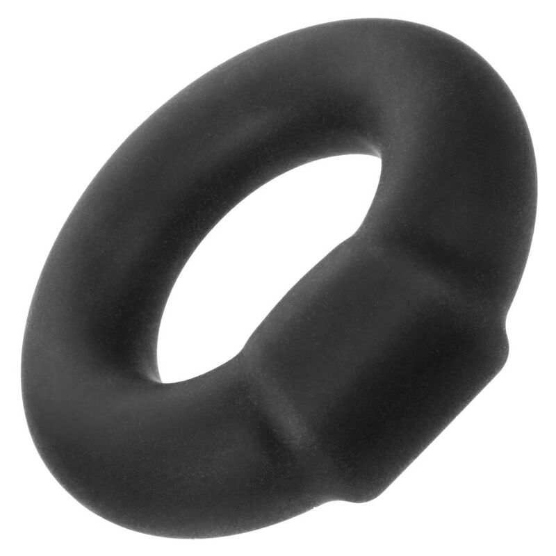 Detalle del CalExotics Alpha Optimum Ring negro, con forma de anillo y acabado mate.