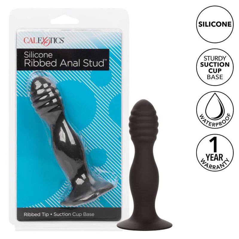 CALEXOTICS Ribbed Anal Stud negro con base de ventosa y caja del producto visible.