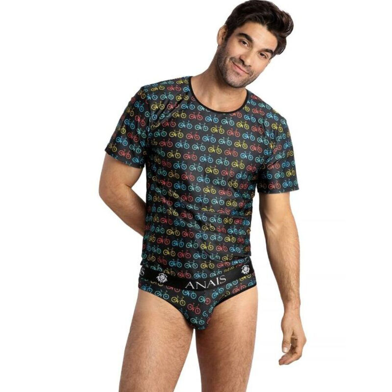Modelo masculino con camiseta ajustada ANAIS MEN Benito y estampado de bicicletas multicolor.