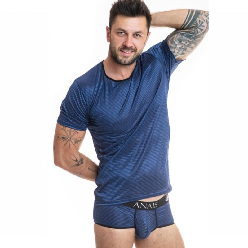 Camiseta masculina ANAIS MEN azul a rayas, vista frontal sobre modelo.