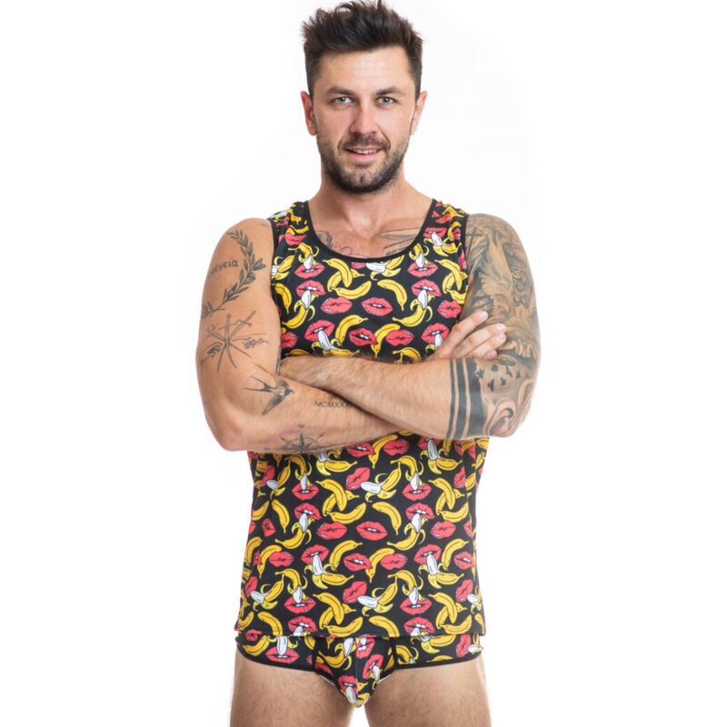 Modelo con top sin mangas ANAIS MEN de estampado banana y labios, de frente y con los brazos cruzados.