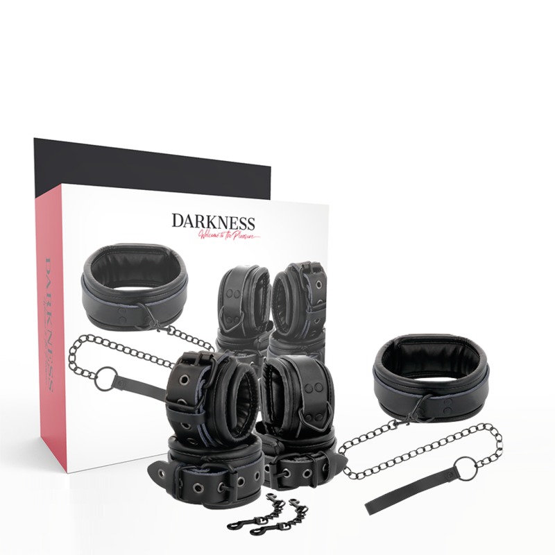 Conjunto DARKNESS negro de collar, esposas y correa sobre fondo blanco.