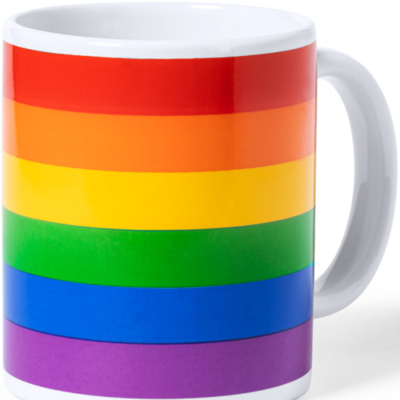 Taza PRIDE blanca con franjas arcoíris y asa a la derecha.