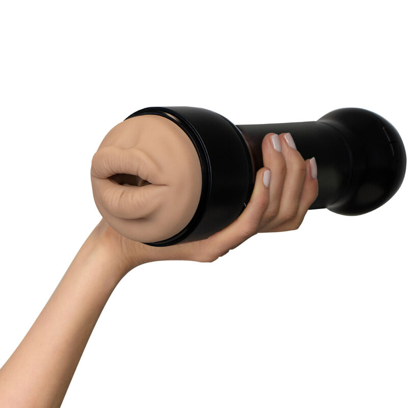 Kiiroo PowerBlow con abertura oral en color carne, sujeto con la mano.