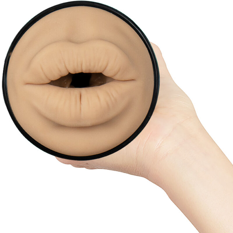 Detalle del Kiiroo PowerBlow con abertura frontal y borde negro, sostenido con la mano.