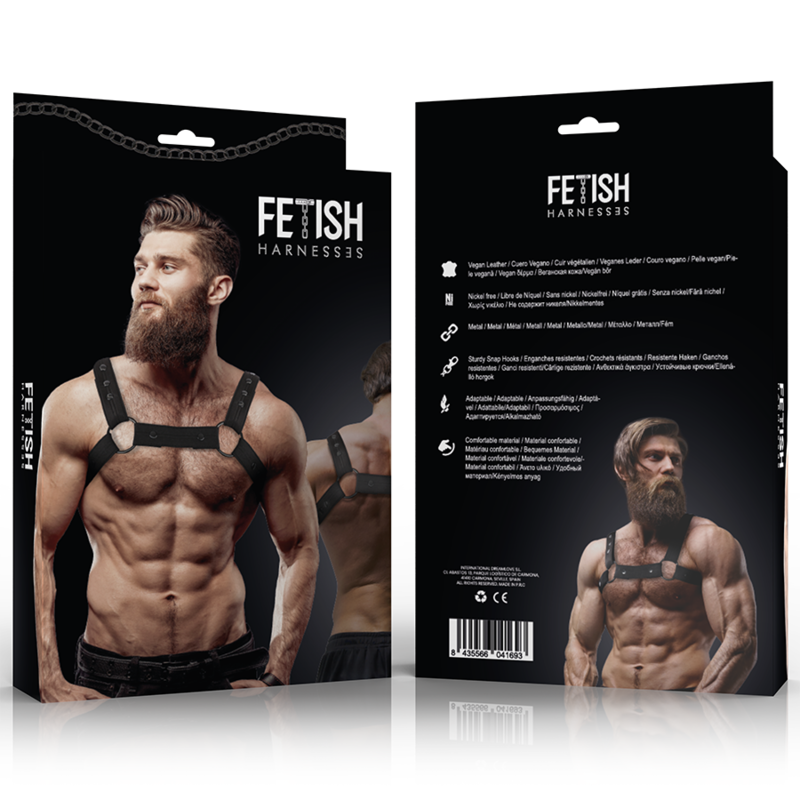 Caja del producto Fetish Submissive Attitude con arnés de pecho negro y fotos del modelo.