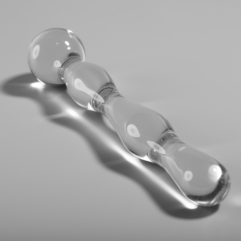 Detalle del dildo de cristal transparente Nebula Series by Ibiza, con forma curvada y acabado brillante.