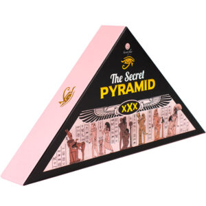 Caja piramidal de The Secret Pyramid con frontal negro y lateral rosa.