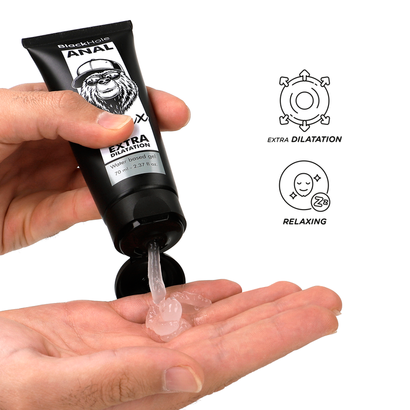 BLACK HOLE Anal Relax en uso, gel transparente saliendo del tubo negro a la mano.