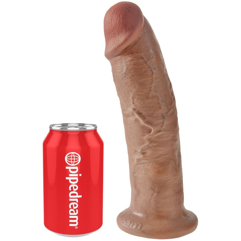 King Cock Realistic Dildo en tono caramelo, junto a una lata roja para escala