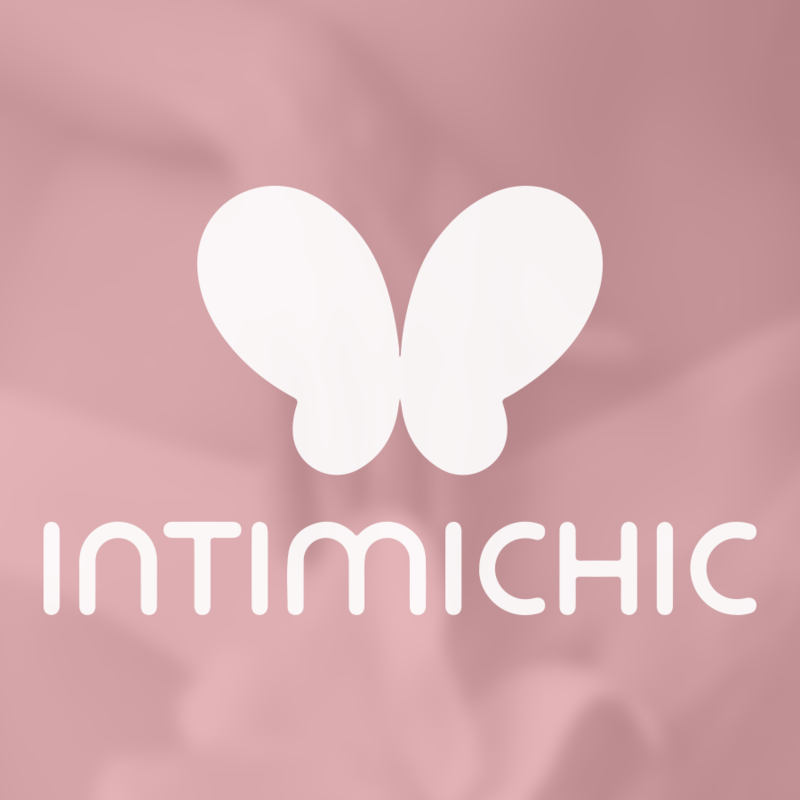 Caja del producto Intimichic en rosa con logotipo de mariposa blanca.