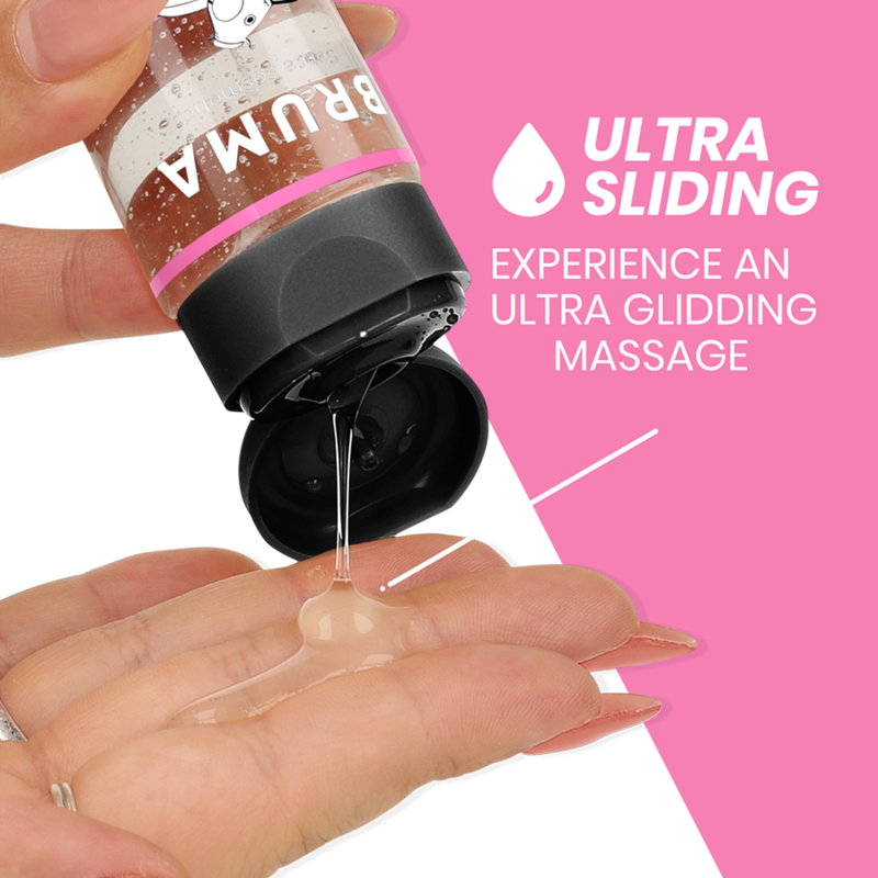 BRUMA Warming Massage Oil vertido sobre la mano, con fondo rosa promocional.