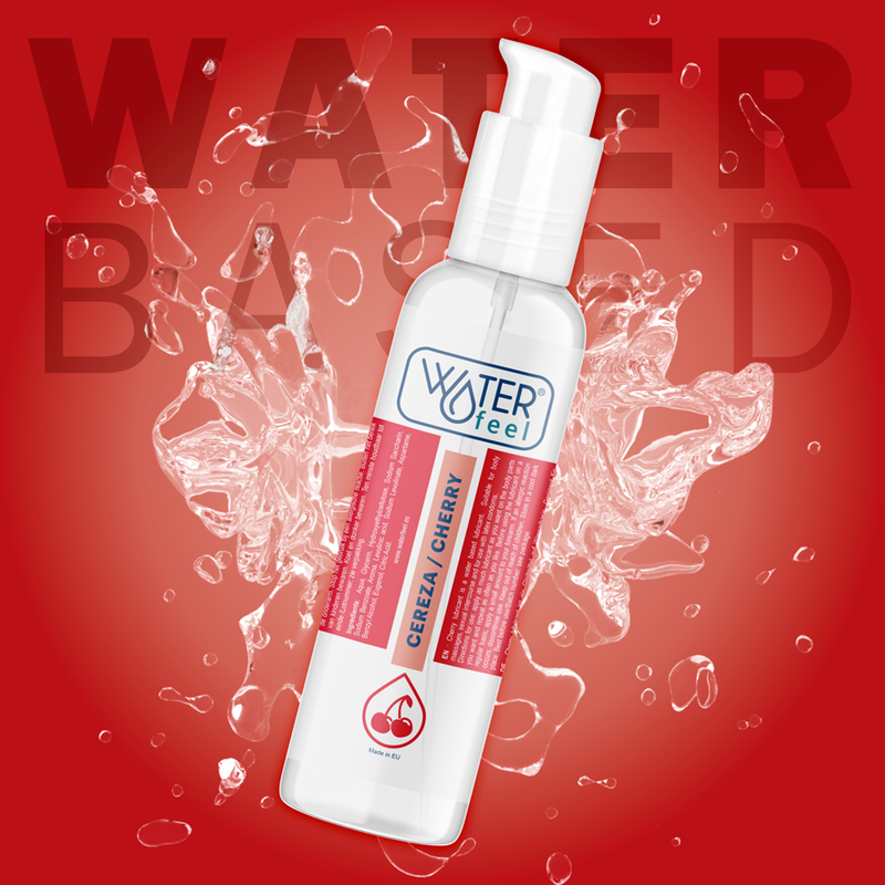 Lubricante Waterfeel sabor cereza en frasco blanco con dosificador, sobre fondo rojo con salpicadura de agua.
