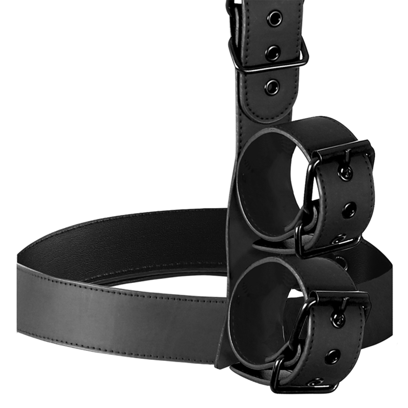 Detalle del arnés Fetish Submissive Bondage con collar y dos esposas negras ajustables.
