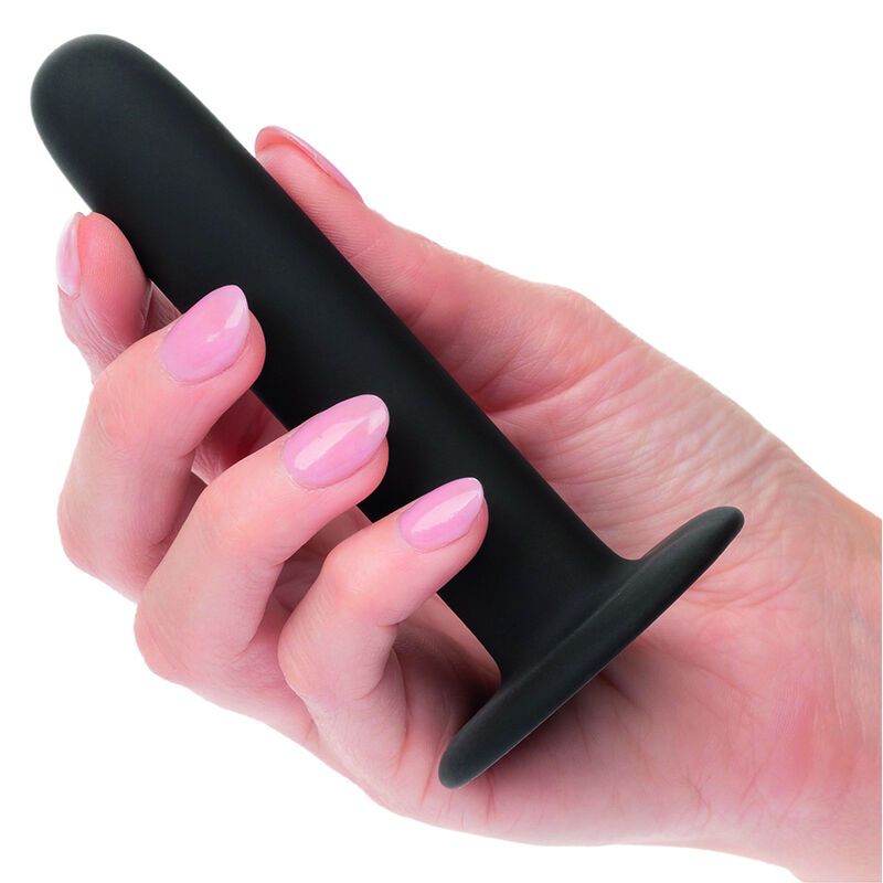 Detalle del kit de fijación Boundless de CalExotics en negro, sostenido con la mano y con base ensanchada visible.