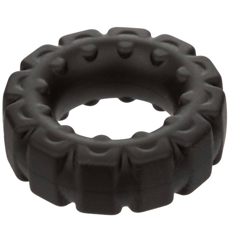 Detalle del anillo CalExotics Alpha Prolong negro, con textura de relieves alrededor.