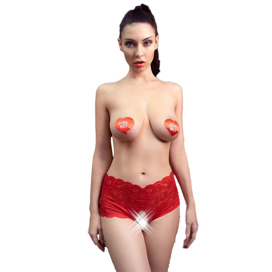 Modelo con braguitas rojas de encaje sin entrepierna, vista frontal.