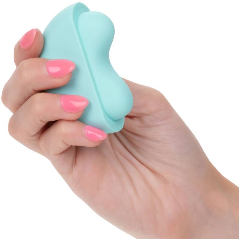 Detalle del vibrador CalExotics Ovation Applause en verde aqua, sujeto con la mano.