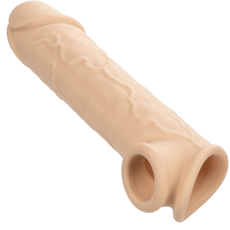 Detalle de la extensión para pene CalExotics Performance Maxx, en piel clara y con textura visible.