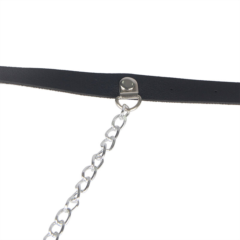 Detalle del arnés cinturón Subblime Fetish en cuero negro, con cadena metálica.
