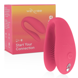 We-Vibe Sync Lite en rosa, con su caja del producto detrás.