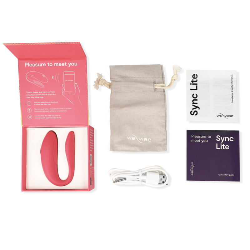 Caja abierta del We-Vibe Sync Lite con vibrador rosa en C, bolsa de tela y cable USB.