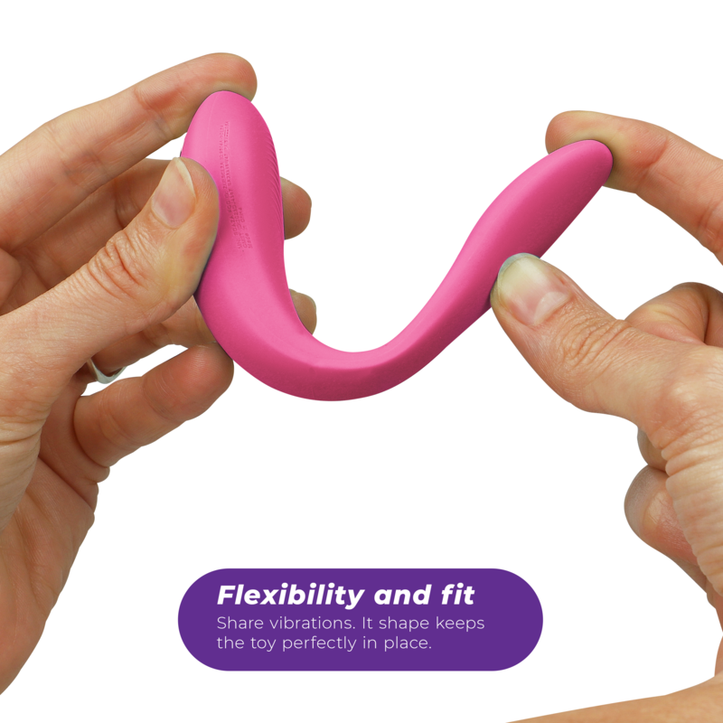 We-Vibe Sync Lite en rosa, sostenido con dos manos y curvado en forma de C.