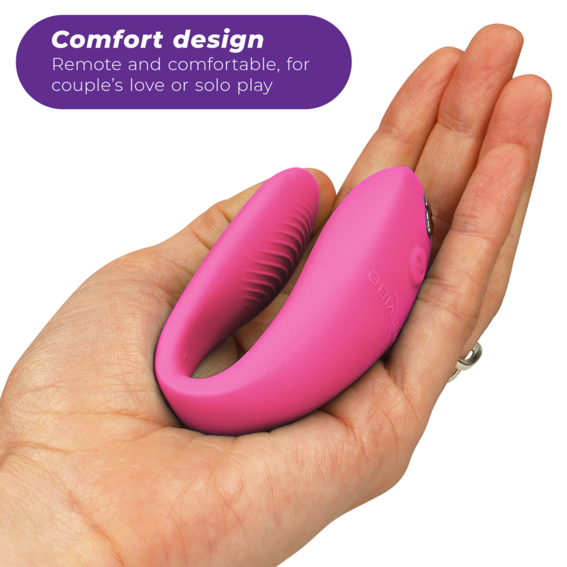 We-Vibe Sync Lite en rosa, mostrado en detalle sobre una mano.