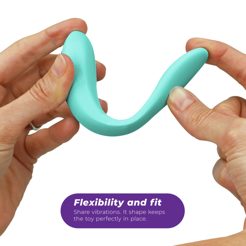 We-Vibe Sync Lite en color turquesa, mostrando su forma en C flexible entre dos manos.