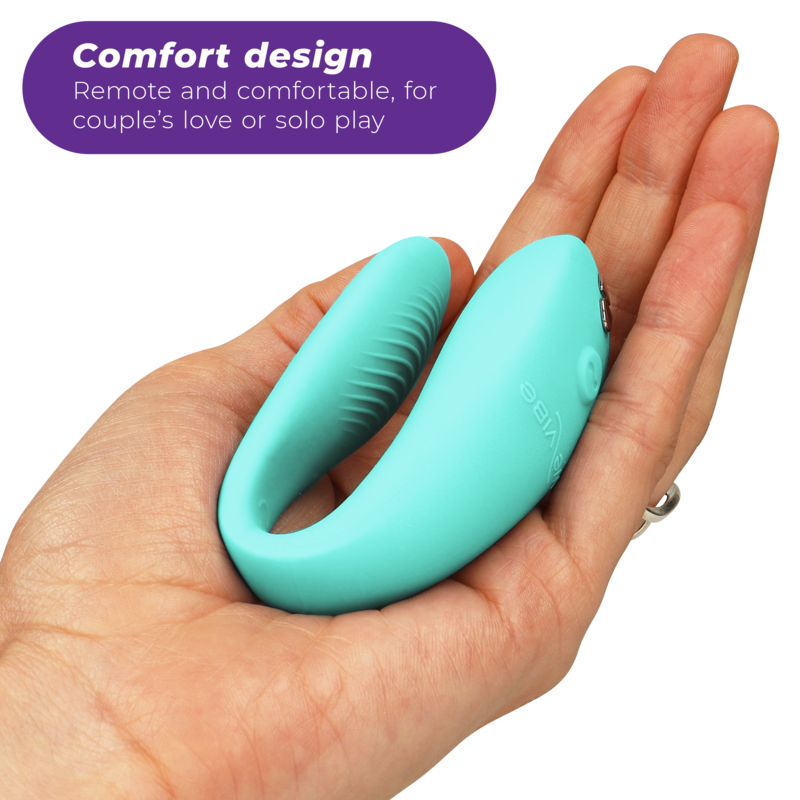 We-Vibe Sync Lite en detalle, vibrador en C turquesa apoyado en la mano.