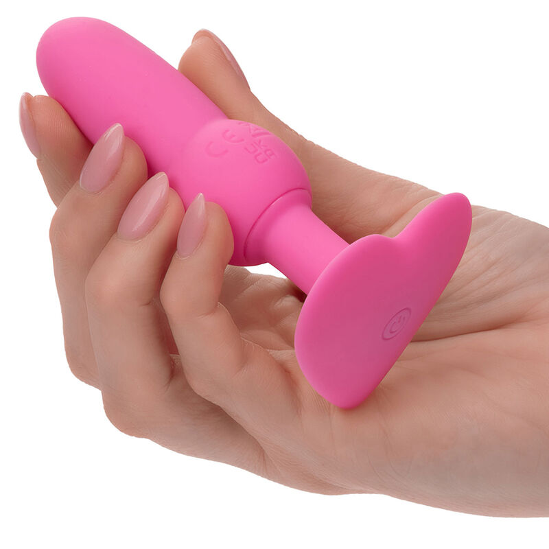 Detalle del plug anal vibrante rosa de CalExotics, con base ensanchada y diseño abotonado.