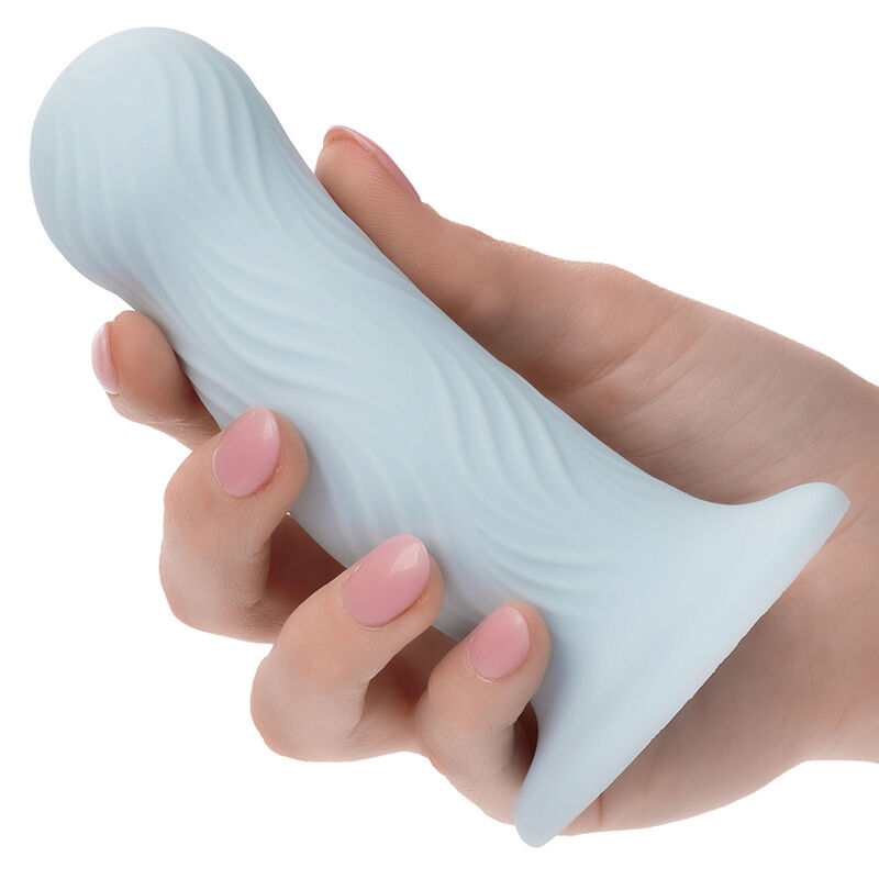 Detalle del tapón anal CalExotics Wave Rider Foam azul en una mano.